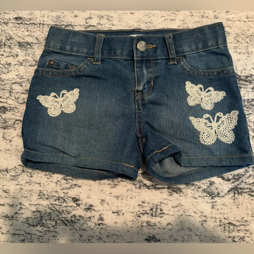 The Children’s Place shorts Butterfly embroidery. Size 6.